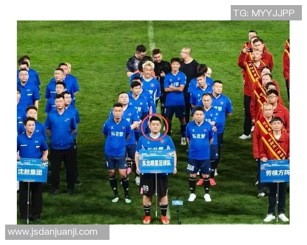 足球明星意外踢球误伤孩子引发热议家长呼吁加强安全措施