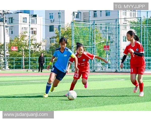 长发瘦瘦的足球明星在绿茵场上的风采与魅力展现 长发瘦瘦的足球明星在绿茵场上的风采与魅力展现